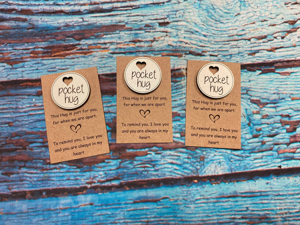 Pocket Hug Wooden Token – Blue Daisy Dreamer